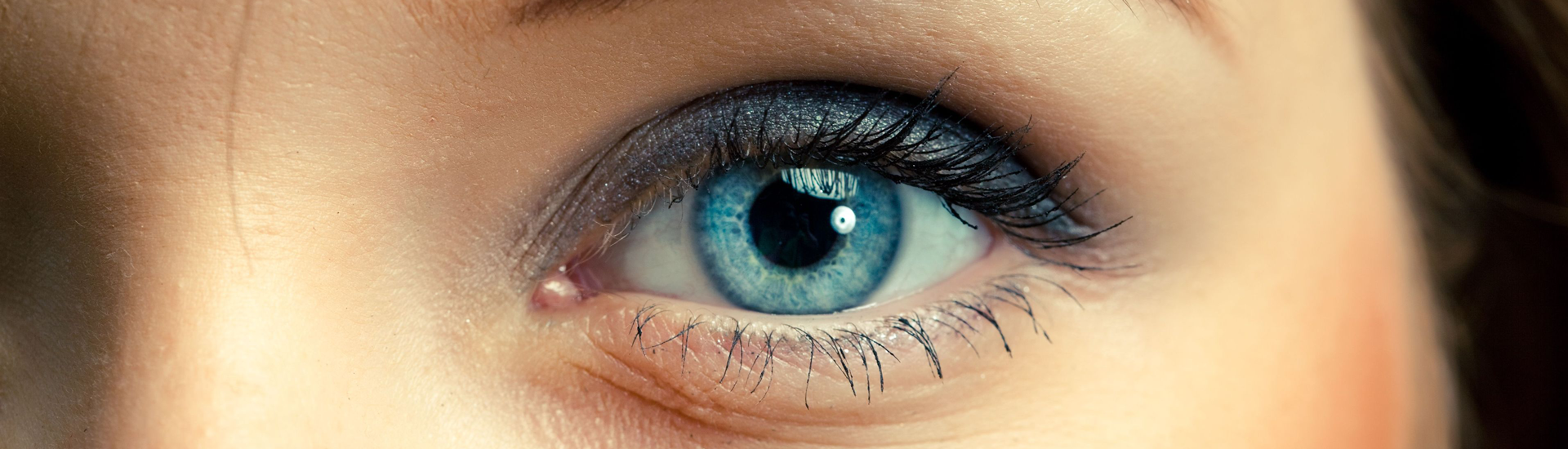 blue eyeball close up photo